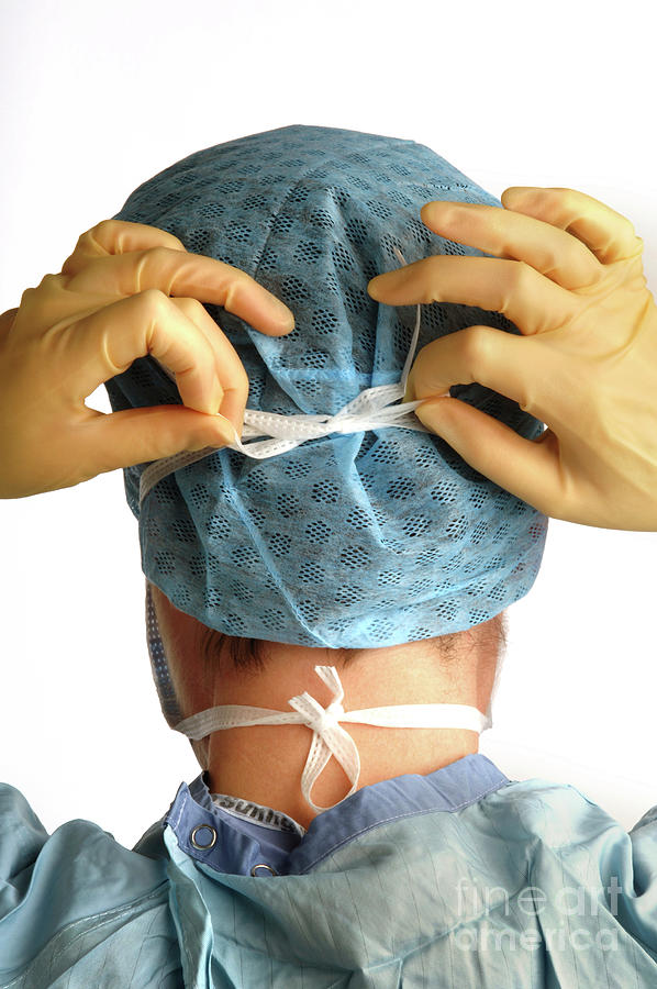 Surgeon putting on a hairnet